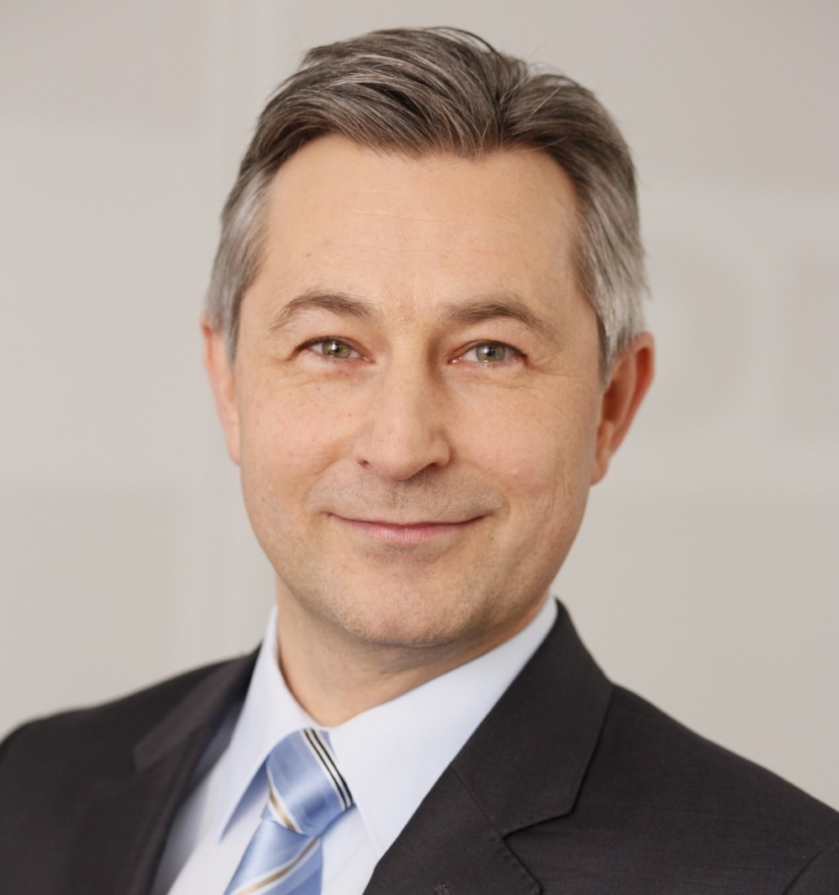 Dr.Ing. Stefan Heusinger Fachgebiet für Leistungselektronik und